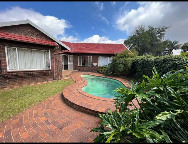 3 BEDROOM TOWNHOUSE FOR SALE IN BIRCHLEIGH
